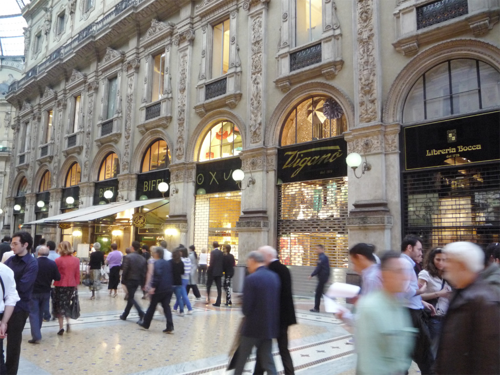 Genova, Via XX settembre con i suoi ampi portici su entrambi i lati