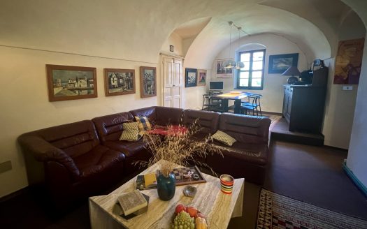 Ligurian historic village apartment for sale in Dolceacqua / DA 936